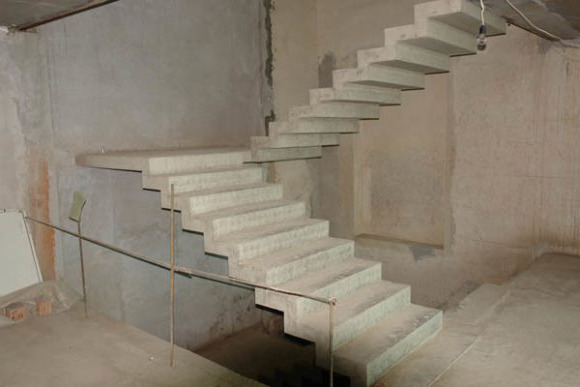 Як кріпляться сходові марші до майданчиків: технічні аспекти та рекомендації