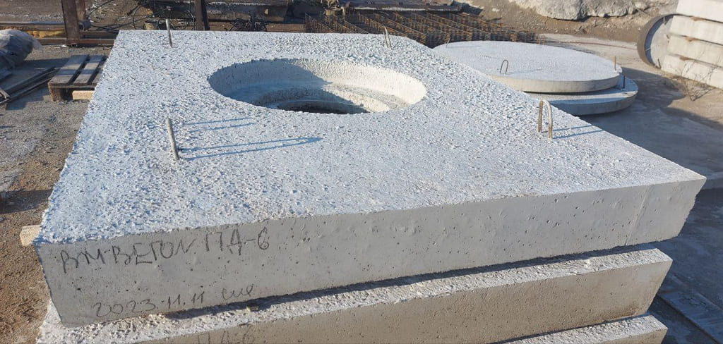 Плита дорожня ПД 6 з отвором для люка від BM Beton